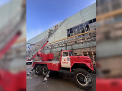 Пять человек доставили в больницу после пожара на стеклотарном заводе в Каменске-Шахтинском