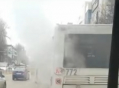 Сильно дымящийся автобус спешно покидали пассажиры в Ростове