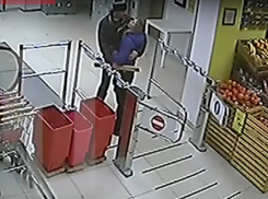 Муж изнасилованной булочницы в ярости сломал двери супермаркета в Ростове