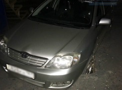 Водитель иномарки угодил в опасную ловушку на подъезде к дому в Ростове