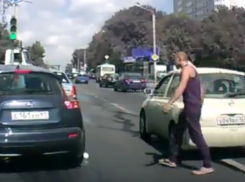  Стаканом отмстил ростовский водитель за маневр на дороге