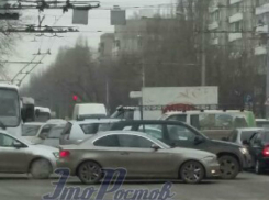 Транспортный «армагеддон» произошел на перекрестке в центре Ростова