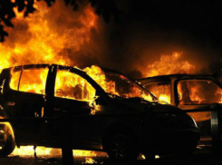 Огненная стихия поглотила сразу две иномарки во дворе Ростова