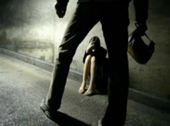 Несовершеннолетняя девушка на темной улице Ростова стала жертвой сексуальных преступлений извращенца