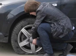 Молодого мужчину с четырьмя крадеными колесами «под мышками» поймали на улице Ростова