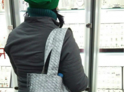 Дикий восторг мужчин в Ростове вызвала загадочная девушка с сумкой-головой леща