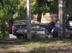 Издевающуюся над машиной странную женщину снял на видео обеспокоенный ее поведением ростовчанин