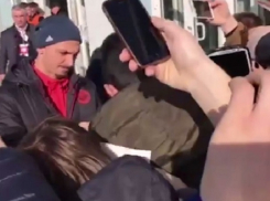 Ибрагимович и Мхитарян поставили автографы ростовским фанатам на самых неожиданных местах