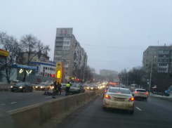 Сбившая женщину-пешехода иномарка блокировала движение автомобилей в обе стороны по центру Ростова