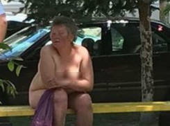 Бескомпромиссно голая женщина загорала на лавочке возле ЗАГСа в Ростове