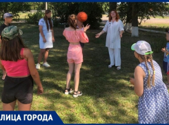 «Не все в этом мире о деньгах»: в Ростовской области нашли способ помочь детям-инвалидам и пожилым людям через творчество и игры