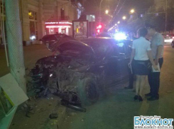 Ночью в центре Ростова «БМВ» в результате ДТП врезался в столб