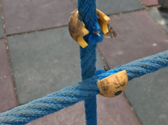 Страшные ржавые шурупы на детской площадке в центре Ростова испугали молодую маму