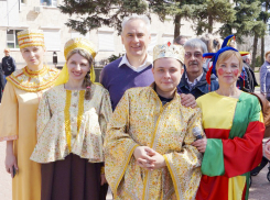 Обманутые дольщики показали трагикомедию на «День дурака» в Ростове