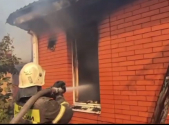 Огонь перекинулся на баню при ландшафтном пожаре в Азовском районе 