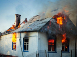 Трехлетняя девочка и ее бабушка серьезно обгорели при пожаре в частном доме Ростовской области