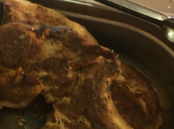 Обгладывающие сочное мяско навозные мухи отшибли аппетит у посетителя «Ассорти» в Ростове
