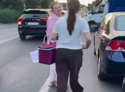 В Ростове придумали новый бизнес — пирожки и блинчики прямо в очередях на АЗС