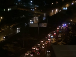 Массовое ДТП с участием маршрутного такси создало пробку на Королева в Ростове и попало на видео