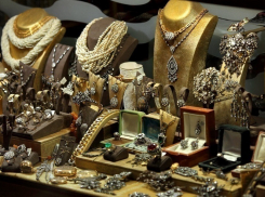 Партию ювелирных украшений попыталась обманом заполучить бизнесвумен из Ростова