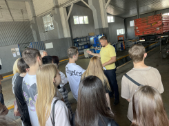 Для студентов Ростовской области провели экскурсию по транспортной базе ГК «Чистый город»