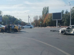 Четыре человека попали в больницу после ДТП с легковушкой и такси в Ростове