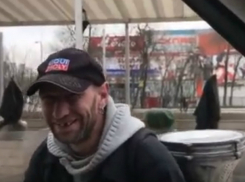 Застрявший в «дне сурка» ростовский автостопер рассмешил бывалого автолюбителя на видео