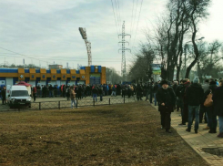 Штурмом начали брать кассы болельщики «Ростова» в начале продажи билетов на битву с «МЮ»