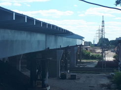 На мосту на Малиновского в Ростове начали устанавливать опоры