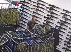В Ростове полиция разыскивает неизвестного, укравшего страйкбольный автомат