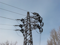 Новые разрывы ЛЭП и неутихающий ветер не позволяют восстановить электроснабжение в Ростовской области