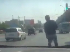 Создававший пробку на проезжей части «невменяшка»-пешеход попал на видео в Ростове