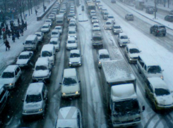 Массовые новогодние корпоративы ударили по Ростову километровыми пробками