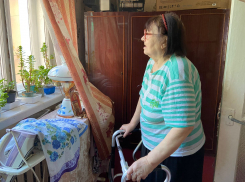 «Круглый год не вижу солнца»: 86-летняя ростовчанка пожаловалась на соседей, которые буквально замуровали ее в квартире