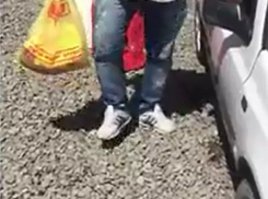 Жуткий провал автомобиля в «зыбучее болото» от коммунальщиков в Ростове попал на видео