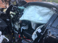 В Ростовской области машина влетела в дом, погибли трое