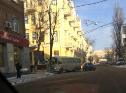 В центре Ростова столкнулись легковушка и маршрутка