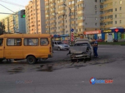 Набитая пассажирами маршрутка ввязалась в битву за поворот и устроила ДТП с травмами в Таганроге