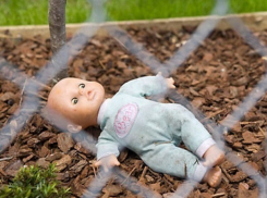 Женщина внезапно и необъяснимо выбросила малолетнего ребенка с лестницы в больнице Ростова