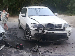 Трое маленьких детей и их отец пострадали в лобовом столкновении иномарок у стадиона Ростова