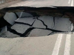 Дорога в никуда: участок трассы в Ростовской области обрушился под колесами автомобилистов
