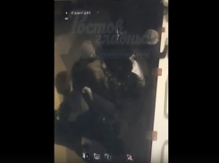 Кража сообщницами кошелька из сумки девушки в ростовском «Макдональдсе» попала на видео