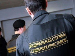 Судебный пристав польстился на сладкую пилюлю от солидного должника в Ростовской области