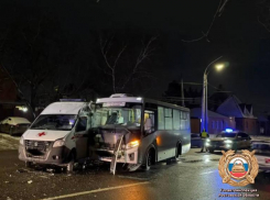 Автобус с пассажирами и скорая попали в ДТП в Ростове 