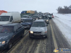 Тысячи автовладельцев застряли в пробках на трассе М-4 «Дон» в Ростовской области. Фото, видео