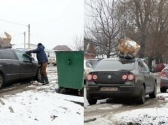 В Батайске мусорщики разложили отходы по крыше и капоту Volkswagen Passat