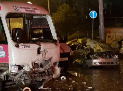 Два человека погибли при столкновении маршрутки и иномарки на севере Ростова