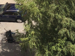 В Ростове на Сельмаше погиб выпавший из окна мужчина