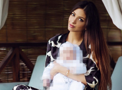 Экс-супруга короля Малайзии Оксана Воеводина пообещала показать лицо своего сына