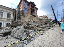 Власти Ростова заявили, что рухнувшая на Семашко стена уже давно была деформирована